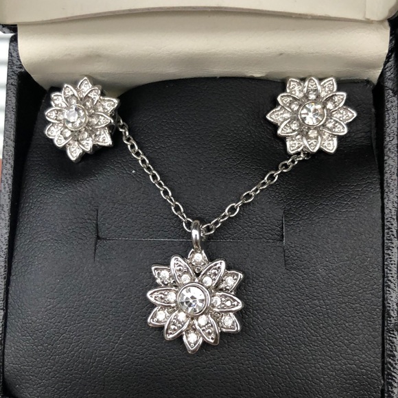Jewelry - Vintage crystal earring and necklace set.